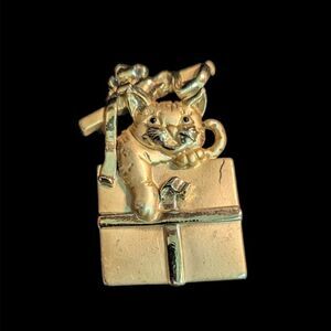 AJC Gold-Tone Cat On Gift Box Vintage Brooch Pin - Cute Kitty Christmas Design